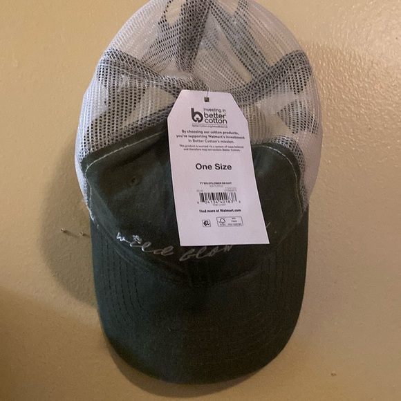 HAT 🌸 - Picture 1 of 5